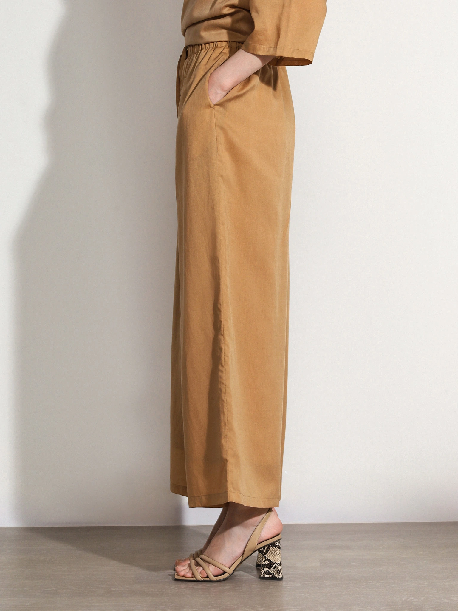 Брюки светло-коричневого цвета свободного кроя